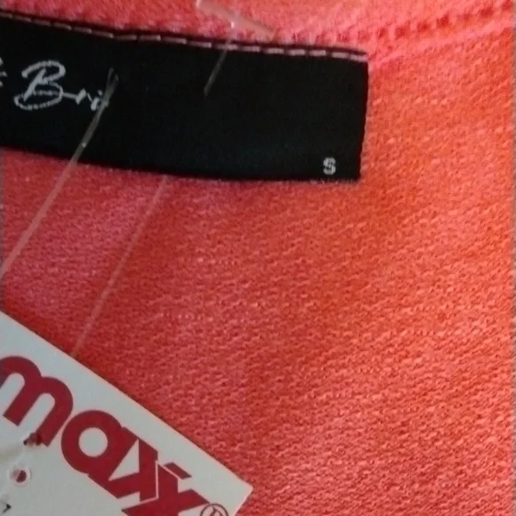 ❤️NWT BEAUTIFUL SLEEVELESS CORAL TOP❤️ - Picture 3 of 4